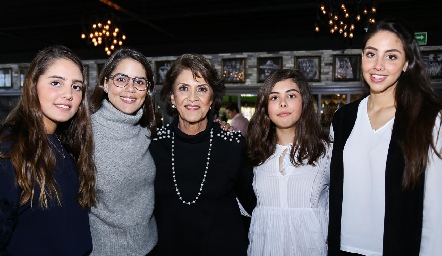  Lupita con sus nietas Valentina, Paola, Natalia y Sofía Hernández.