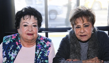 Esperanza Alvarado y Luz María de Serna.