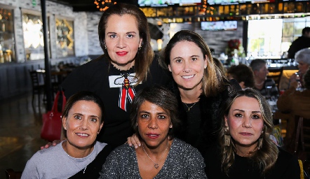  Alejandra Hernández, Prisca Navia, Damaris Navia, Marcela Serna y Roxana Serna.