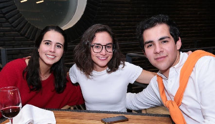  Regina Pérez, Fabiola Hermosillo y Aarón Atilano.