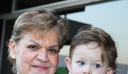  Mónica Labastida con su nieto Santi.