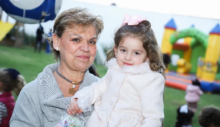  Mónica Labastida con su nieta María Inés.