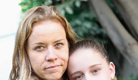  Mariana Torres con su hija Sofía.