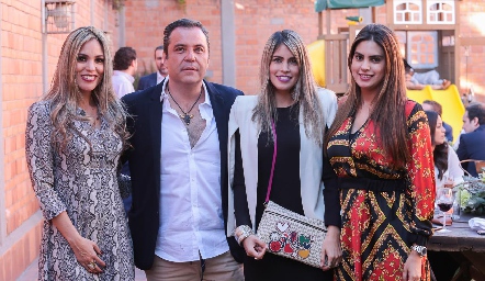  David Lozano con sus primas, Elizabeth, Mariana y Bárbara Berrones.
