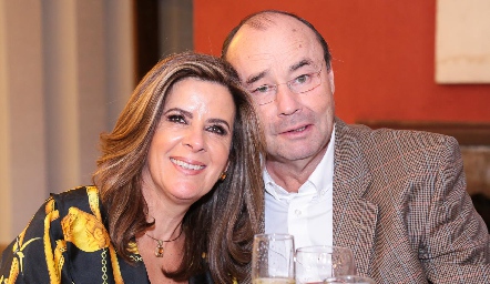  Martha Elena Muñiz y Fernando López, papás del novio.