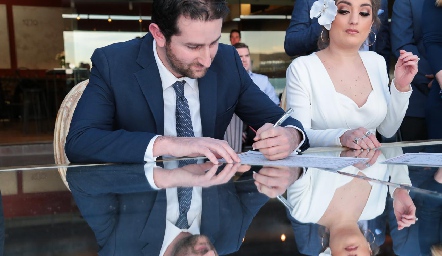  Firmando su acta matrimonial.