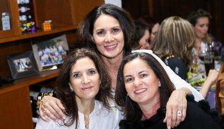  María Dolores Hernández, Vicky Fernández y Claudia Ávila.