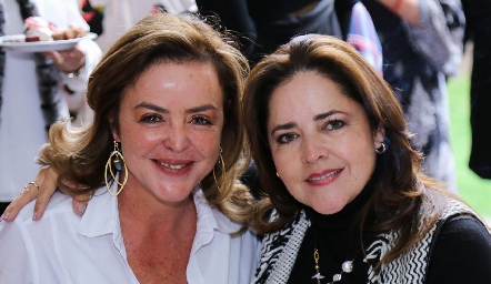  Raquel Contreras y Gaby Carreón.