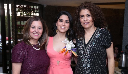  Daniela con su mamá y su suegra, Lucía Gómez y Beatriz Sánchez.