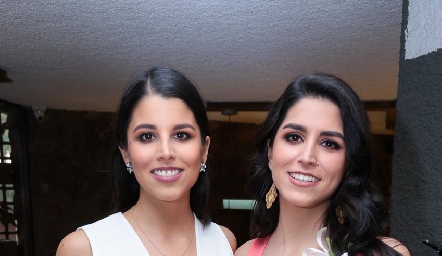  Daniela con su hermana Lucía González.