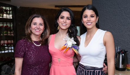  Daniela con su mamá y hermana, Lucía Gómez y Lucía Hernández.