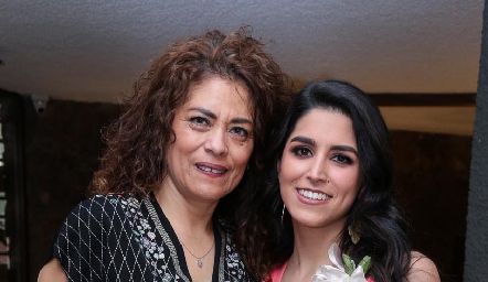  Daniela con su suegra, Beatriz Sánchez.