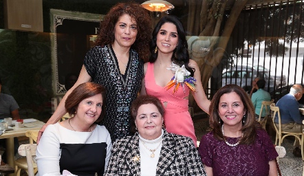  Daniela con su suegra, su mamá, su tía y su abuelita, Beatriz Sánchez, Lucía Gómez, Alicia Gómez y María Elena D’argence.