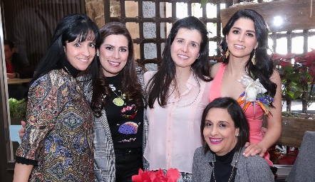  Maritza Villalba, Mónica, Adriana Salguero, Daniela González y Alicia Salguero.