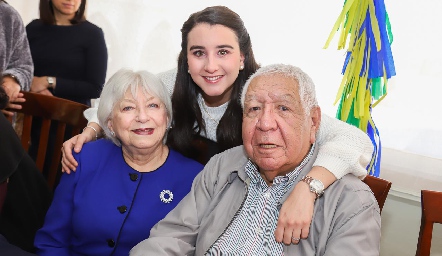  Claudette Villasana con sus abuelos.