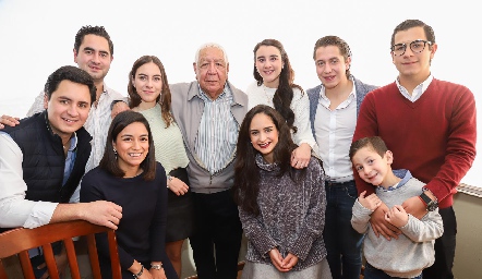  Rodrigo acompañado de sus nietos, Alejandro, Sebastián, Andrea, Claudette, Jorge, Rodrigo, Alejandra, Claudia y Santiago.