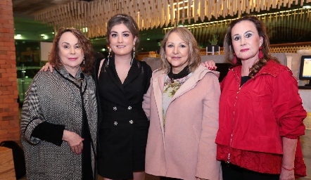  Silvana con las organizadoras de su despedida, Lourdes López, Alejandra Canales y Maricarmen López.