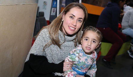  Nardine Chevaile con su hija Natalia.