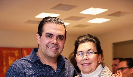  Miguel y su mamá Lucy de Compean.