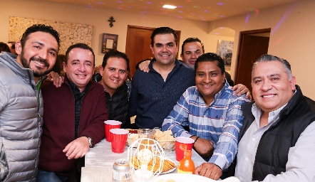  Muguel con sus amigos.