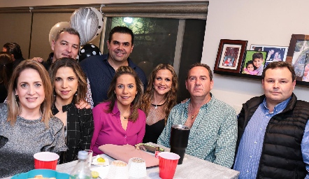  Miguel con sus amigos.