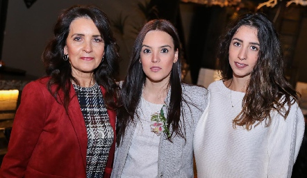  Mary Carmen López con sus hijas Talía y Erika González.