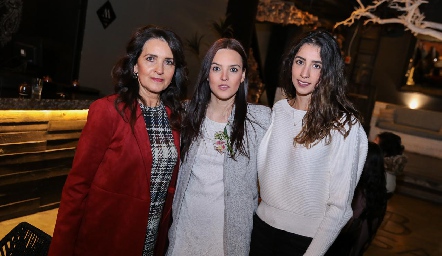  Mary Carmen, Talía y Erika González López.