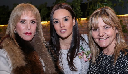  Linda Castillo, Talía González y Gloria Kury.