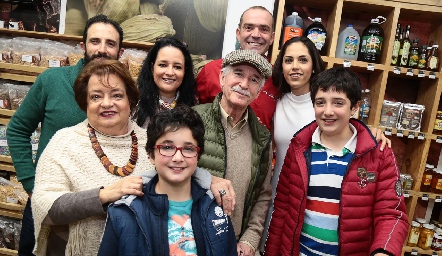  Juan Cuérata y María Villanueva con la familia Herrán.