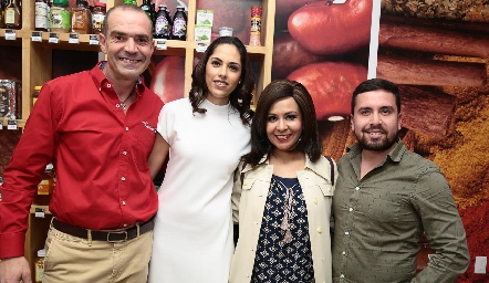  Juan Cuétara, María Villanueva, Nora Ruiz y Daniel Espinoza.
