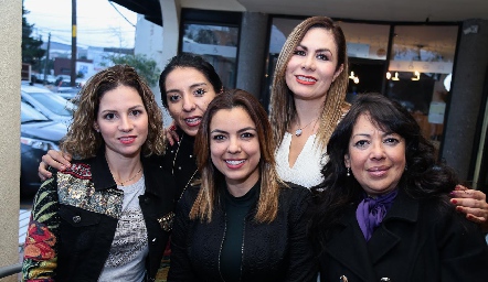  Carmen, Sandy y Alexia Mendoza, Reyna Hernández y Deli Mancillas.