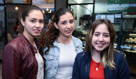  Andrea Courtade, Paulina Correa y Tania Romero.