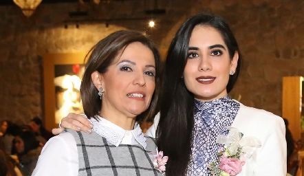  Claudia Quintero con su hija Mariana Rodríguez.