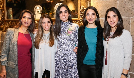  Lourdes Velázquez, Isa Álvarez, Mariana Rodríguez, Lourdes Álvarez y Sofía Álvarez.