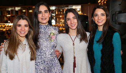  Isa Álvarez, Mariana Rodríguez, Lourdes Álvarez y Sofía Álvarez.