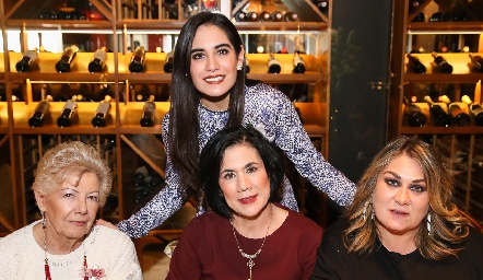  Amelia Higuera, Mariana Rodríguez, Carmenchu Motilla y Carla Serna .