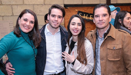  Eduardo y Lorena con los papás de Eduardo, Lupita Bárcena y Miguel Álvarez.