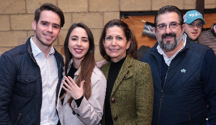  Eduardo y Lorena con los papás de ella, Belinda Carrera y Federico Cuadra.