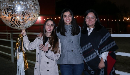  Lore con sus amigas, Paulina Tonche y Estefanía Acevedo.