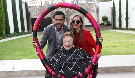  Joel Núñez Rosas y Laura Díaz de León Lavín con Carmela Hinojosa, abuela de Lau.