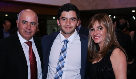  Juan Manuel Córdova y Lula Alvarado con su hijo Rodrigo Córdova Alvarado.