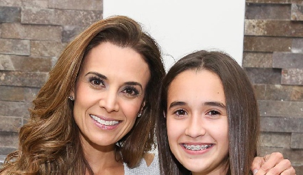  Daniela Díaz de León con su hija Sofía.