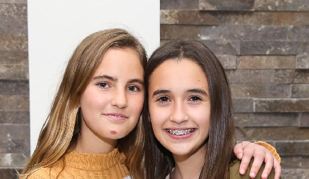  Camila y Sofía.