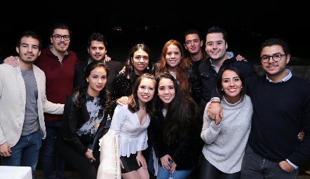 Andrea con sus amigos de toda la vida.