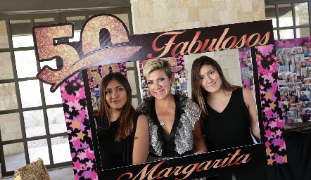  Margarita Padilla de Ambriz con sus hijas Fer y Mariana Ambriz Padilla.