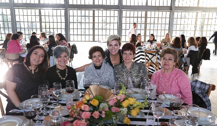  Mónica Ayala, Rosa María, Lourdes, Margarita, Vero y Carmelita Padilla.