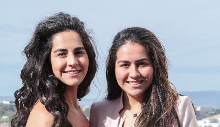  Claudia con su hermana, Daniela Estrada.