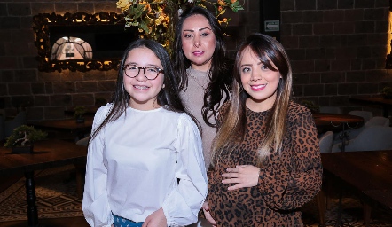  Victoria Manzo, Jacquline Pulido y Nelly Hernández.