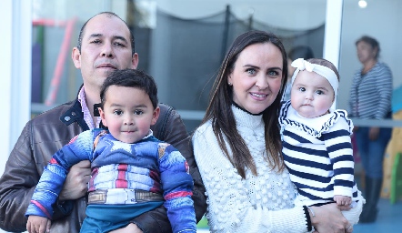  Francisco Gutiérrez y Ale Luna con sus hijos Alonso y Montse Gutiérrez.