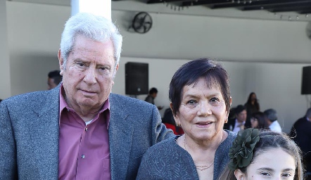  Ricardo y Juanita acompañados de sus nietas Mayte y María Pía.